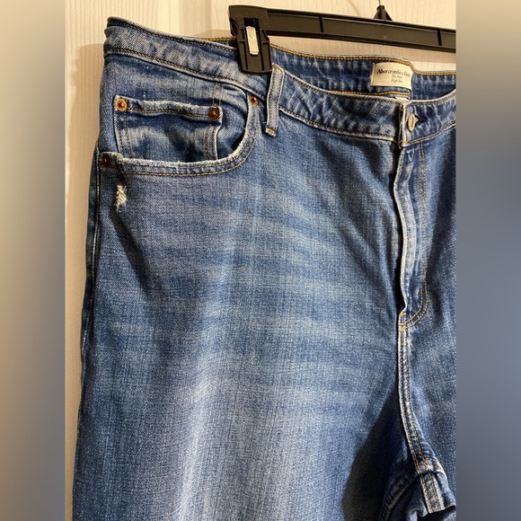 Abercrombie & Fitch Curve Love Mom High Rise Distressed Ripped Jeans Size 35 - Picture 3 of 12